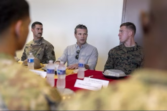 Pete Hegseth defiende la repatriación de migrantes en Guantánamo