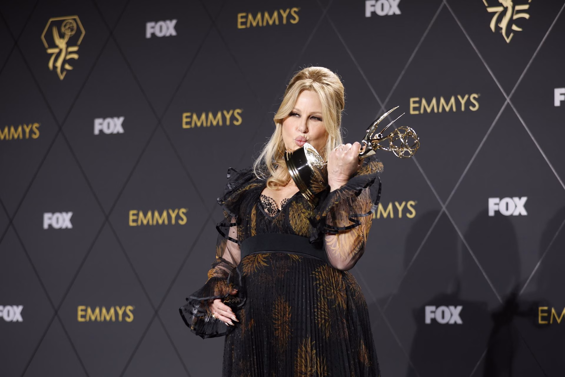 Fotografía de archivo en donde se ve a la actriz Jennifer Coolidge, ganadora del premio a la Mejor Actriz de Reparto en una Serie Dramática por 'The White Lotus', durante la 75ª ceremonia anual de los Premios Emmy celebrada en el Teatro Peacock en Los Ángeles, California, EE.UU., el 15 de enero de 2024. EFE/EPA/CAROLINE BREHMAN