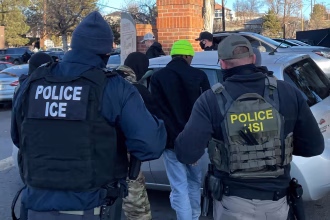 Fotografía cedida por el Servicio de Inmigración y Control de Aduanas de Estados Unidos (ICE) donde aparecen agentes durante el arresto de uno de los miembros de la pandilla Tren de Aragua en Aurora, Colorado (EE.UU.). EFE/ICE