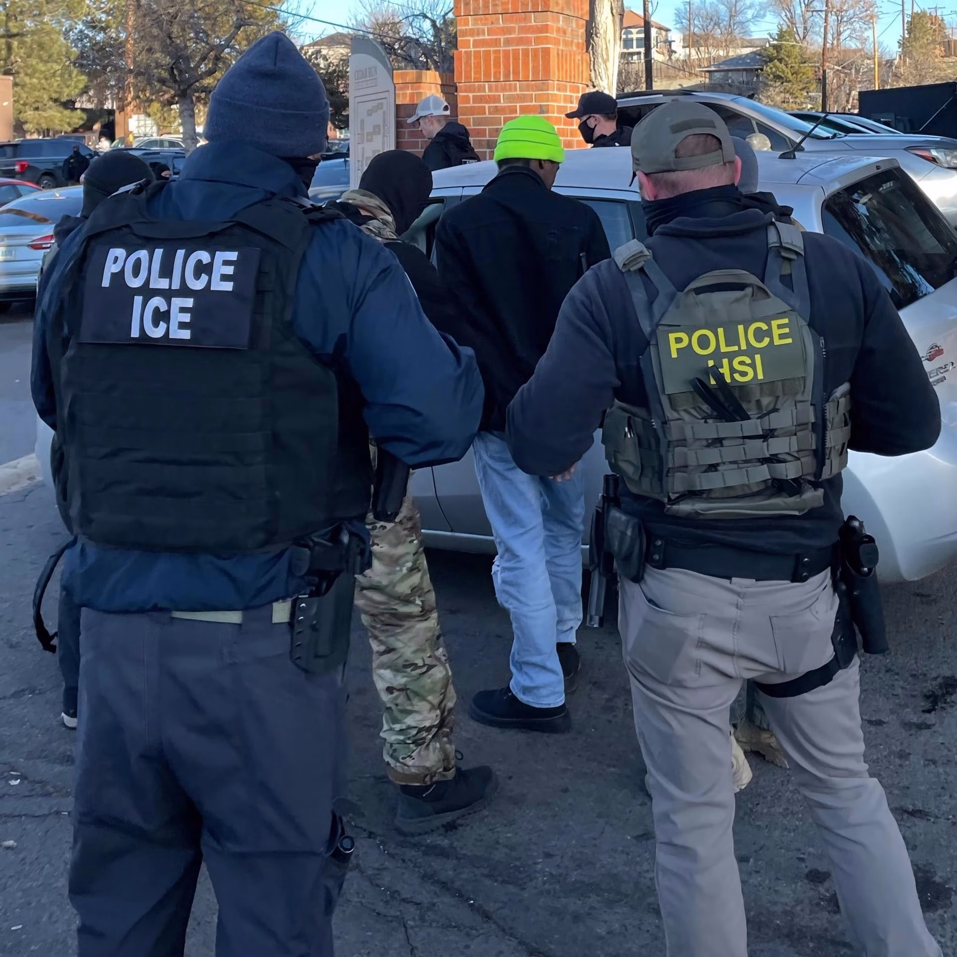Fotografía cedida por el Servicio de Inmigración y Control de Aduanas de Estados Unidos (ICE) donde aparecen agentes durante el arresto de uno de los miembros de la pandilla Tren de Aragua en Aurora, Colorado (EE.UU.). EFE/ICE