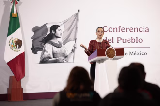 La presidenta de México, Claudia Sheinbaum, habla en una conferencia de prensa este viernes, en Palacio Nacional de la Ciudad de México (México). EFE/José Méndez