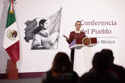 La presidenta de México, Claudia Sheinbaum, habla en una conferencia de prensa este viernes, en Palacio Nacional de la Ciudad de México (México). EFE/José Méndez