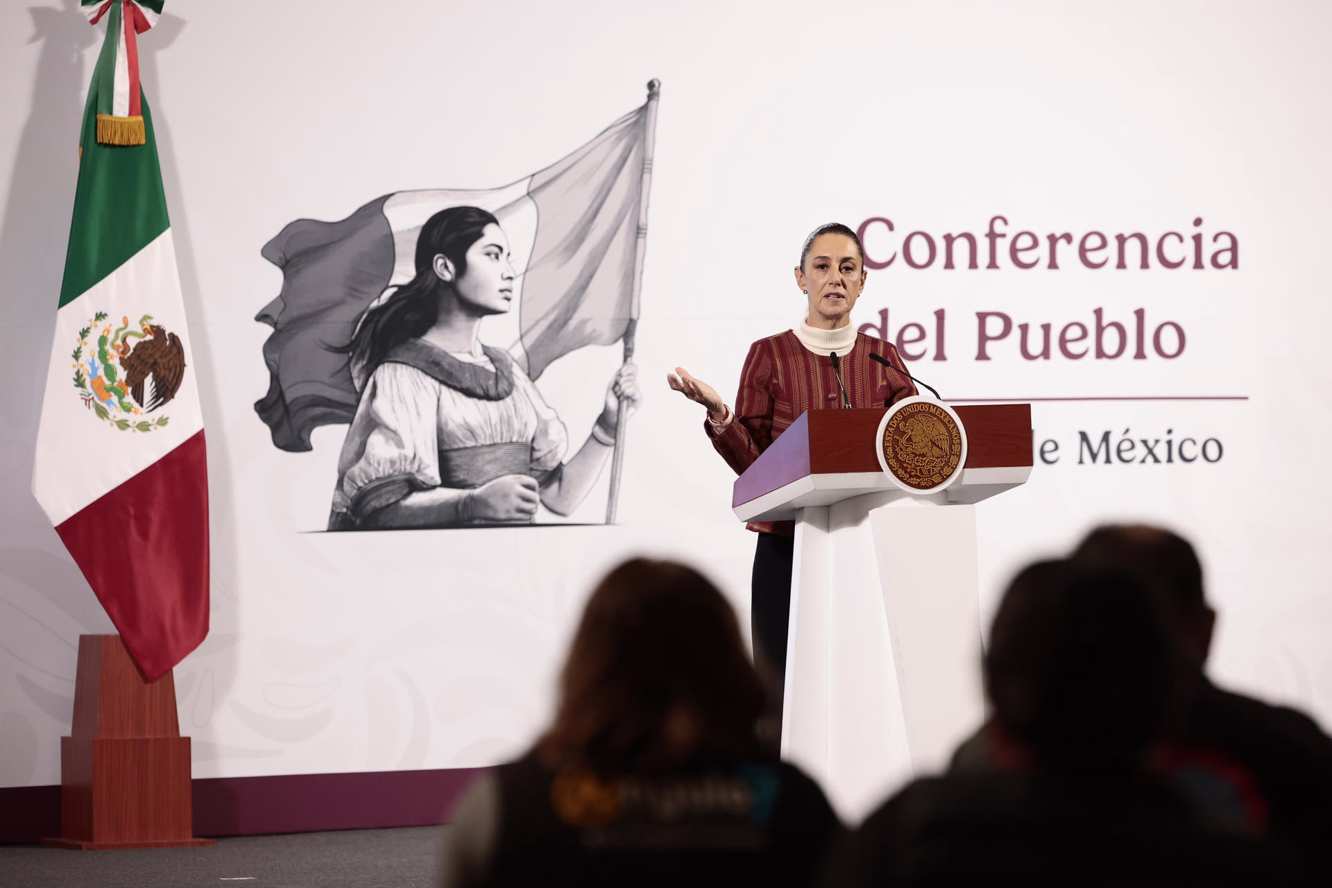 La presidenta de México, Claudia Sheinbaum, habla en una conferencia de prensa este viernes, en Palacio Nacional de la Ciudad de México (México). EFE/José Méndez