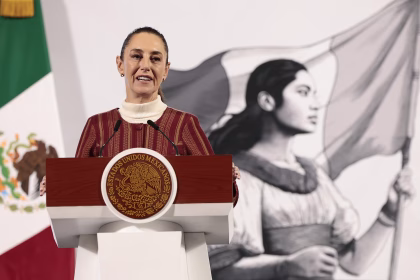 La presidenta de México, Claudia Sheinbaum, habla en una conferencia de prensa este viernes, en Palacio Nacional de la Ciudad de México (México). EFE/ José Méndez