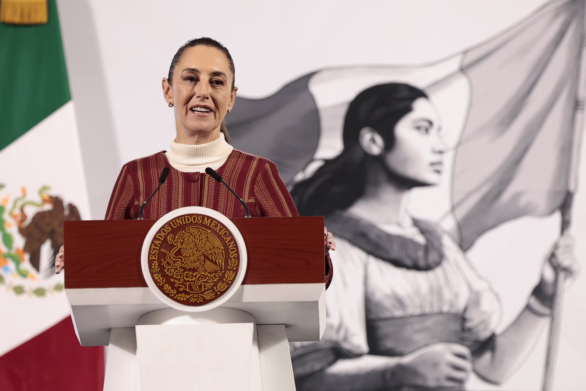 La presidenta de México, Claudia Sheinbaum, habla en una conferencia de prensa este viernes, en Palacio Nacional de la Ciudad de México (México). EFE/ José Méndez
