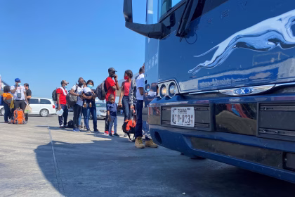Fotografía de archivo en donde se ven migrantes que esperan para tomar un bus en EE.UU. EFE/ Alex Segura