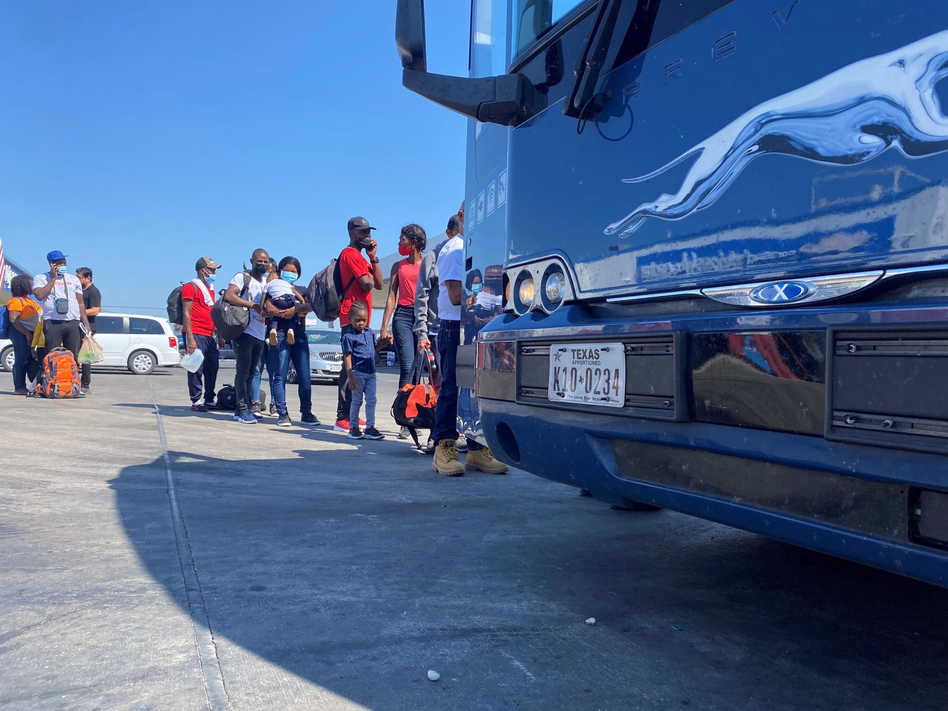 Fotografía de archivo en donde se ven migrantes que esperan para tomar un bus en EE.UU. EFE/ Alex Segura