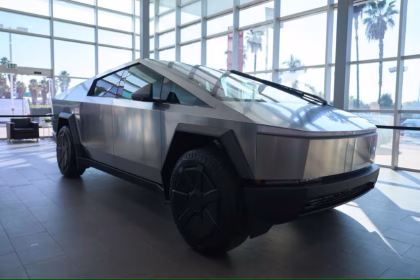Fotografía de archivo en la que se registró un ejemplar de la camioneta 'pick-up' Cybertruck, del fabricante estadounidense de vehículos eléctricos Tesla, en Buena Park (California, EE.UU.). EFE/Allison Dinner