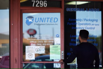 Fotografía de archivo del 2 de agosto de 2024 de una persona ingresando a una agencia de empleo en Los Ángeles, California (Estados Unidos). EFE/EPA/ Allison Dinner