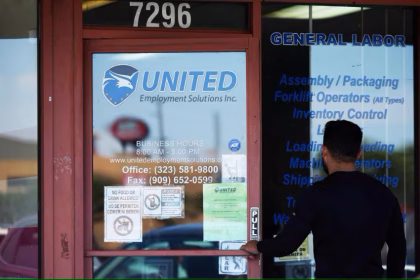 Fotografía de archivo del 2 de agosto de 2024 de una persona ingresando a una agencia de empleo en Los Ángeles, California (Estados Unidos). EFE/EPA/ Allison Dinner