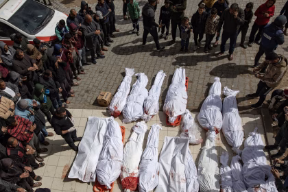 Palestinos alrededor de los cuerpos de sus familiares muertos en los bombardeos aéreos israelíes del 18 de marzo en Beit Lahia, en la Franja de Gaza. EFE/EPA/HAITHAM IMAD