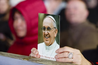Fieles en una oración del Rosario por la salud del papa Francisco, quien está hospitalizado con neumonía, en la Plaza de San Pedro en Ciudad del Vaticano, el 19 de marzo de 2025. EFE/EPA/FABIO FRUSTACI