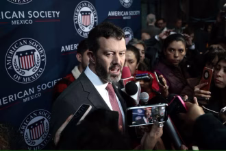 Imagen de archivo del presidente de la American Society of México, Larry Rubin, hablando durante un evento en Ciudad de México (México). EFE/ José Méndez