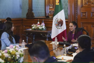 Fotografía cedida por la Presidencia de México de la mandataria mexicana Claudia Sheinbaum (d) conversando con la secretaria de Seguridad Nacional de Estados Unidos, Kristi Noem (i), durante una reunión privada este viernes en el Palacio Nacional en Ciudad de México (México). EFE/Presidencia de México/SOLO USO EDITORIAL/NO VENTAS/SOLO DISPONIBLE PARA ILUSTRAR LA NOTICIA QUE ACOMPAÑA(CRÉDITO OBLIGATORIO)