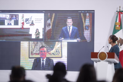 El secretario de Economía, Marcelo Ebrard, participa virtualmente en la rueda de prensa de la presidenta de México, Claudia Sheinbaum, este jueves en Palacio Nacional de Ciudad de México (México). EFE/ Isaac Esquivel