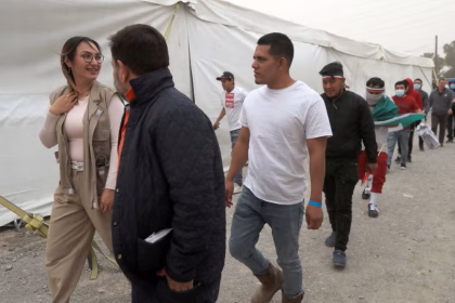 Imagen de archivo de migrantes deportados que son trasladados a albergues, en Ciudad Juárez en Chihuahua (México). EFE/ Luis Torres