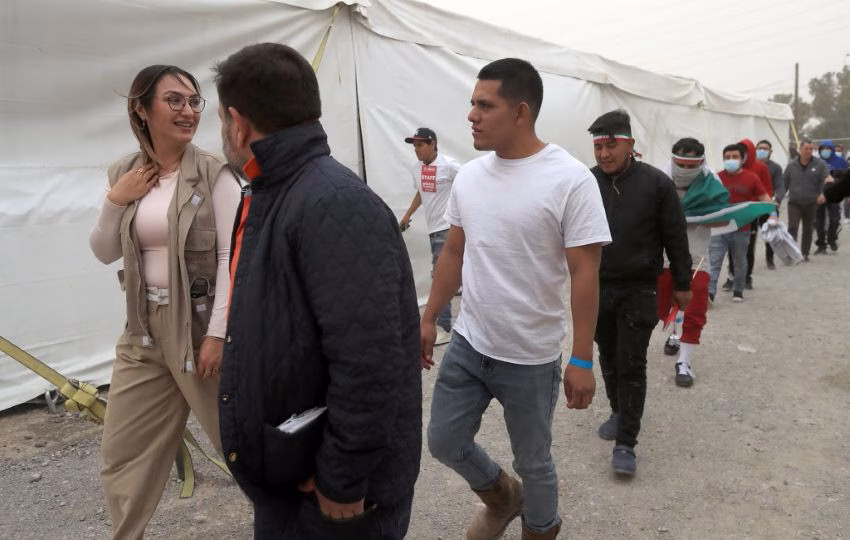 Imagen de archivo de migrantes deportados que son trasladados a albergues, en Ciudad Juárez en Chihuahua (México). EFE/ Luis Torres