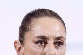 La presidenta de México, Claudia Sheinbaum habla este martes durante su conferencia matutina en Palacio Nacional de la Ciudad de México (México). EFE/Sáshenka Gutiérrez