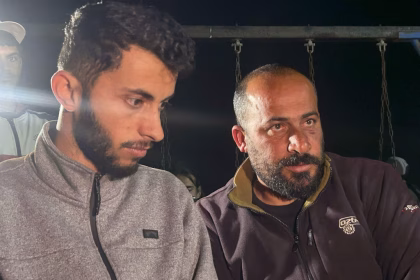 Foto de archivo del cineasta palestino Hamdan Ballal (d), uno de los cuatro codirectores y ganadores del Óscar por el documental 'No Other Land'. EFE/Nuria Garrido