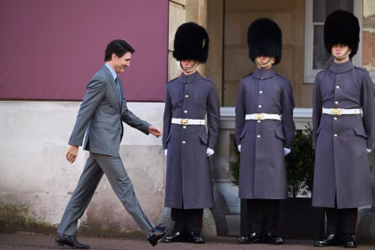 El primer ministro de Canadá, Justin Trudeau, llega antes de una cumbre sobre Ucrania en Lancaster House en Londres, Gran Bretaña, el 2 de marzo de 2025. EFE/EPA/Chris J. Ratcliffe / POOL