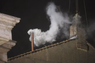 Nuevo Papa: ¿Qué significa el color del humo en la selección?