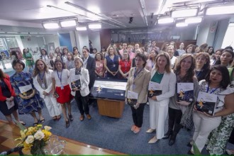 La representante adjunta de UNICEF en México, Maki Kato (i); la secretaria técnica del Consejo Nacional de Población (CONAPO), Gabriela Rodríguez (4-i); la representante de la Secretaría de las Mujeres, Marta Ferreyra (4-d); la representante para el Fondo de Población de las Naciones Unidas (UNFPA) en México, Alanna Armitage (3-d) y la secretaria ejecutiva del Sistema Nacional de Protección Integral de Niñas, Niños y Adolescentes (Sipinna), Lorena Villavicencio(2-d), posan durante una rueda de prensa este miércoles, en la Ciudad de México (México). EFE/ Isaac Esquivel