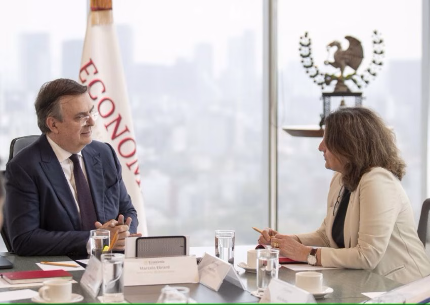 La vicepresidenta de la Comisión Europea (CE) para la Transición Limpia, Justa y Competitiva, Teresa Ribera (d), habla con el secretario de Economía de México, Marcelo Ebrard (i), durante una reunión este miércoles, en la Ciudad de México (México). EFE/Isaac Esquivel