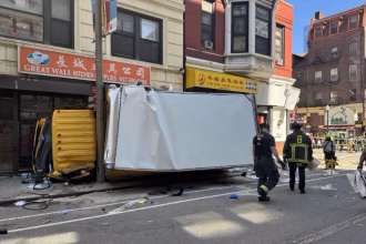 Fotografía cedida por el Departamento de Bomberos de Boston de un camión de reparto volcado en una acera, en el barrio Chino de Boston (Estados Unidos). Según informan los medios seis personas resultaron heridas, y una de ellas de gravedad. EFE/Bomberos Boston /SOLO USO EDITORIAL /NO VENTAS /SOLO DISPONIBLE PARA ILUSTRAR LA NOTICIA QUE ACOMPAÑA /CRÉDITO OBLIGATORIO