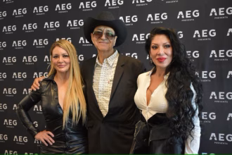 El fundador de la agrupación Los Horóscopos de Durango, Armando Terrazas, y sus hijas Marisol (i) y Vicky, actuales líderes de la agrupación, posan durante una conferencia de prensa este lunes en Los Ángeles (EE.UU.). EFE/ Mónica Rubalcava