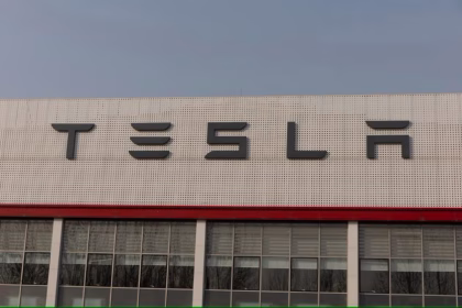Foto de archivo del logo de la empresa Tesla. EFE/JESSICA LEE