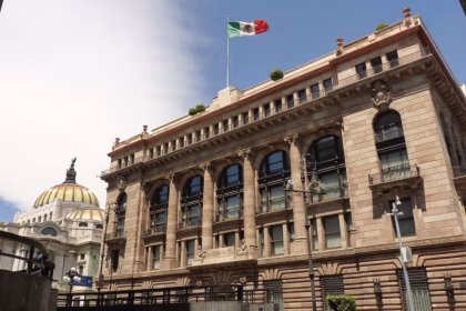Banxico recorta su tasa en 50 puntos base