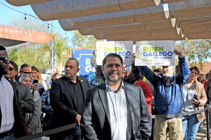 Rubén Gallego, senador latino, propone reforma migratoria