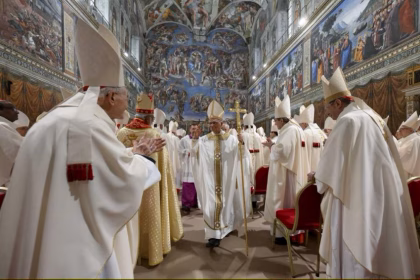 El papa León XIV celebrando la misa con los cardenales electores en la Capilla Sixtina, en la Ciudad del Vaticano, el 9 de mayo de 2025. EFE/EPA/VATICAN MEDIA HANDOUT HANDOUT SÓLO PARA USO EDITORIAL/NO VENTAS