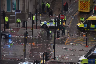 Vista general este lunes, 26 de mayo, de las escena de un atropello múltiple en la ciudad de Liverpool (Inglaterra), luego de que un vehículo colisionara contra decenas de aficionados del club de fútbol más popular de esta ciudad, que celebraban el título de la Premier League del balompié local. EFE/Adam Vaugha