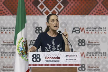 La presidenta de México, Claudia Sheinbaum, habla durante el foro de la 88 Convención Bancaria 'La banca y su aportación al desarrollo de México' este jueves, en Nuevo Vallarta (México). EFE/ Alex Cruz