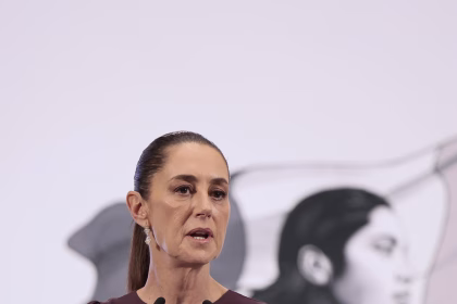 La presidenta de México, Claudia Sheinbaum, habla durante su rueda de prensa este jueves, en Palacio Nacional en Ciudad de México (México). EFE/José Méndez