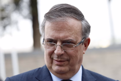 El secretario de Economía, Marcelo Ebrard, habla a los medios a su llegada a un evento de la Guía Michelin, este martes en Ciudad de México (México). EFE/ Sáshenka Gutiérrez