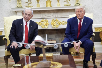 El primer ministro israelí, Benjamín Netanyahu, junto al presidente de Estados Unidos, Donald Trump. EFE/Yuri Gripas