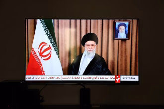líder supremo iraní, Ali Jamenei, se dirige a la población en un mensaje televisado, este miércoles en Teherán. EFE/ABEDIN TAHERKENAREH