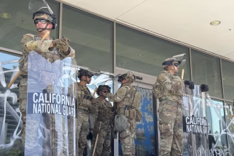 Integrantes de la Guardia Nacional de California esperan a la entrada de un edificio este lunes en el centro de Los Ángeles, California (EE.UU.). EFE/Alex Segura