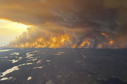 Fotografía del 30 de mayo de 2025 que muestra una vista del incendio en Flin Flon, Manitoba, Canadá, que ha obligado a evacuar a miles de personas. EFE/Gobierno regional de Manitoba / SOLO USO EDITORIAL/SOLO DISPONIBLE PARA ILUSTRAR LA NOTICIA QUE ACOMPAÑA (CRÉDITO OBLIGATORIO)