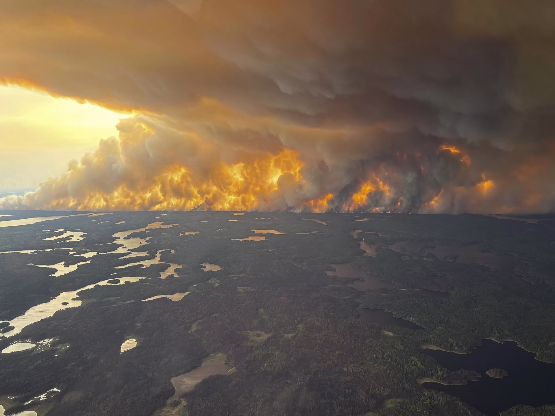 Fotografía del 30 de mayo de 2025 que muestra una vista del incendio en Flin Flon, Manitoba, Canadá, que ha obligado a evacuar a miles de personas. EFE/Gobierno regional de Manitoba / SOLO USO EDITORIAL/SOLO DISPONIBLE PARA ILUSTRAR LA NOTICIA QUE ACOMPAÑA (CRÉDITO OBLIGATORIO)