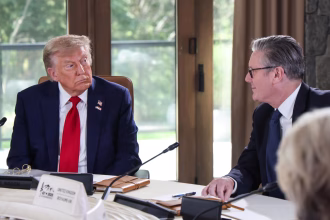 El presidente de Estados Unidos, Donald Trump (i), y el primer ministro británico, Keir Starmer, durante una sesión de trabajo en la Cumbre del G7 en en Kananaskis (Canadá). EFE/EPA/LUDOVIC MARIN / POOL