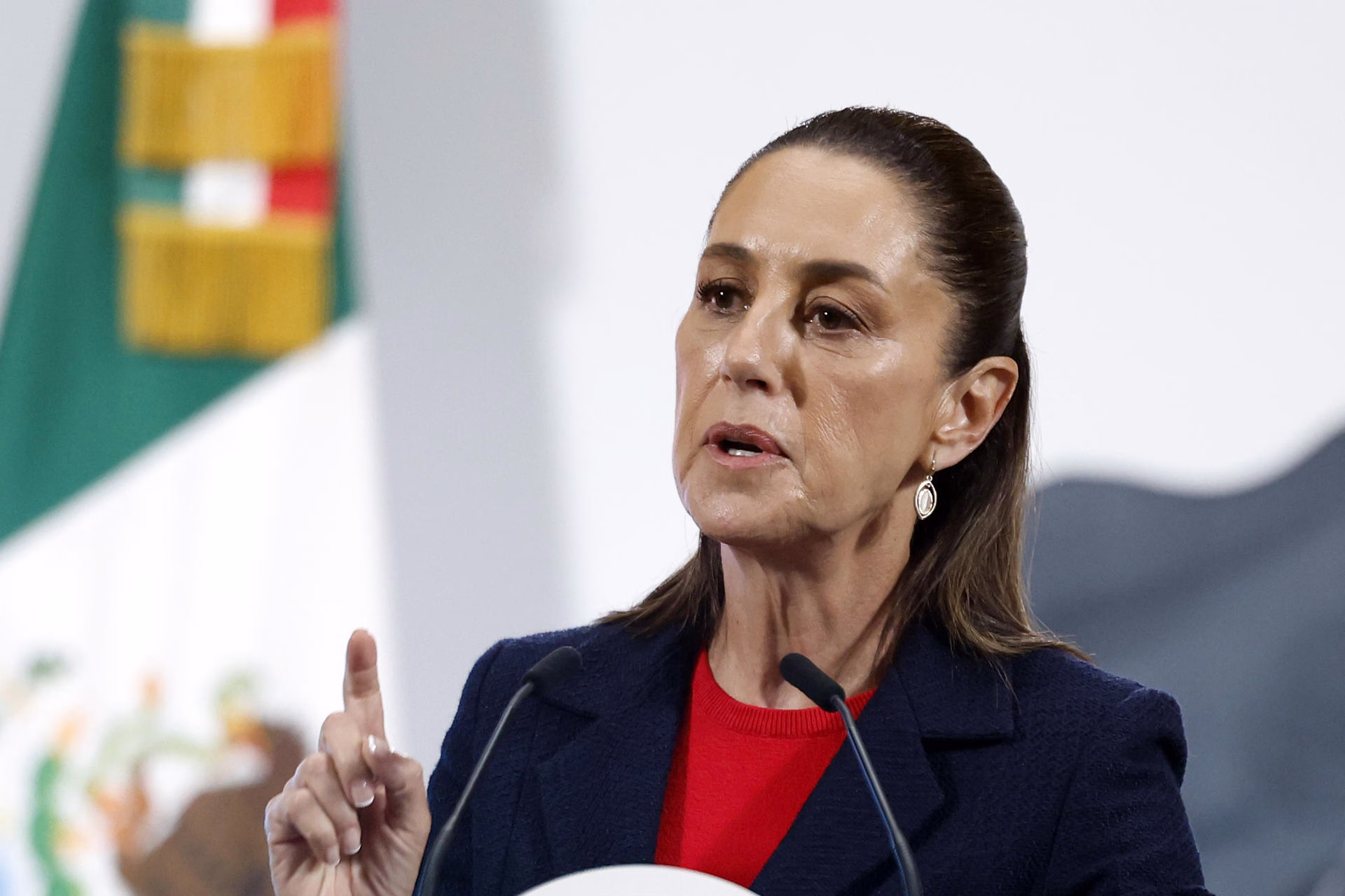 La presidenta de México, Claudia Sheinbaum, participa este lunes durante una rueda de prensa en Palacio Nacional de la Ciudad de México (México). EFE/Sáshenka Gutiérrez