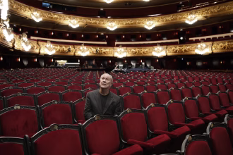 Fotografía de archivo del 11 de marzo de 2024 del director de escena norteamericano Bob Wilson posando en la platea del Gran Teatre del Liceu en Barcelona (España). EFE/ Andreu Dalmau