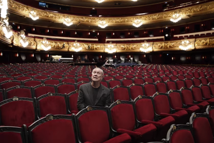 Fotografía de archivo del 11 de marzo de 2024 del director de escena norteamericano Bob Wilson posando en la platea del Gran Teatre del Liceu en Barcelona (España). EFE/ Andreu Dalmau