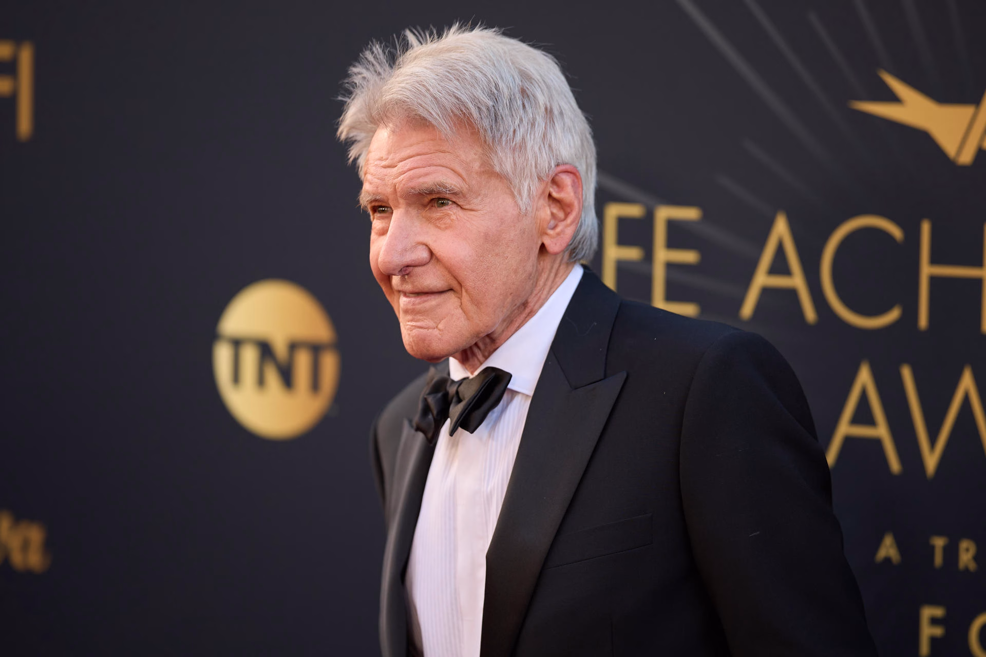Fotografía de archivo del 26 de abril de 2025 del actor estadounidense Harrison Ford posando en la Gala del Premio a la Trayectoria del American Film Institute, en el Dolby Theatre de Los Ángeles (Estados Unidos). EFE/ Allison Dinner