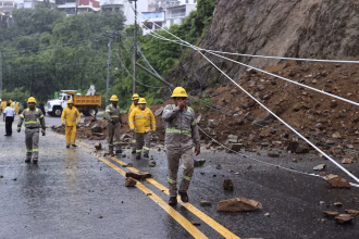 Integrantes de la Comisión Federal de Electricidad trabajan en la zona de un derrumbe provocado por las intensas lluvias en Acapulco (México). Imagen de archivo. EFE/ David Guzmán