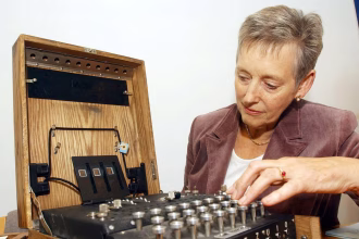 Foto archivo. Stella Rimington, observa una máquina decodificadora 'Enigma' en la Oficina de Registros Públicos de Kew, Londres, EPA PHOTO/PA/STEFAN ROUSSEAU/UK OUT/[UK OUT ]