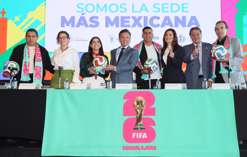 El exmundialista mexicano Ramón Morales (i), la secretaria de Turismo de Jalisco y exclavadista mexicana, Alejandra Orozco (3-i), el gobernador de Jalisco, Pablo Lemus (c), el exmundialista mexicano, Carlos Salcido (4-d), la presidenta municipal de Guadalajara, Verónica Delgadillo (3-d), el presidente municipal de Zapopan, Juan José Frangie (2-d), y el exmundialista mexicano Fernando Quirarte (d); posan al final de una rueda de prensa este lunes, en Ciudad de México (México). EFE/ Mario Guzmán